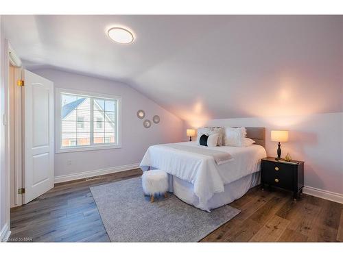 255A Lakeshore Road, St. Catharines, ON - Indoor Photo Showing Bedroom