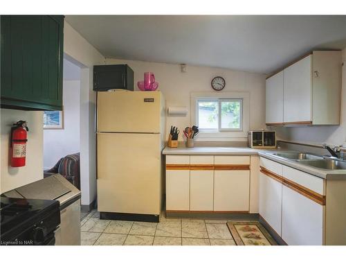 4041 Crystal Beach Hill Lane, Crystal Beach, ON - Indoor Photo Showing Kitchen With Double Sink