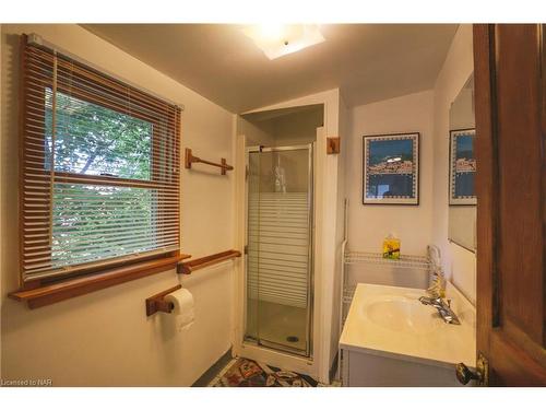 4041 Crystal Beach Hill Lane, Crystal Beach, ON - Indoor Photo Showing Bathroom