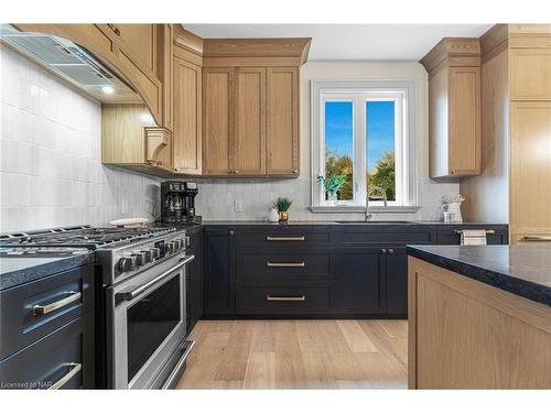 2519 Ott Road, Fort Erie, ON - Indoor Photo Showing Kitchen With Upgraded Kitchen