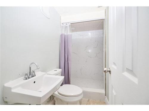 6673 Huggins Street, Niagara Falls, ON - Indoor Photo Showing Bathroom