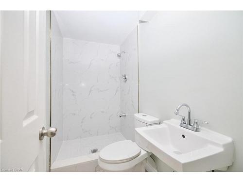 6673 Huggins Street, Niagara Falls, ON - Indoor Photo Showing Bathroom