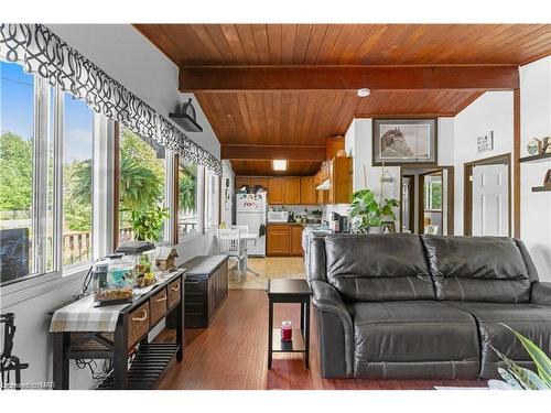 1711 Dominion Rd Road, Fort Erie, ON - Indoor Photo Showing Living Room