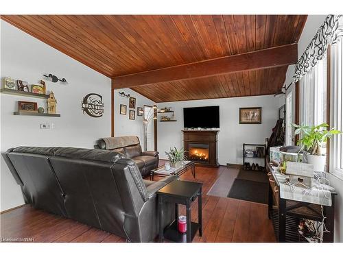 1711 Dominion Rd Road, Fort Erie, ON - Indoor With Fireplace