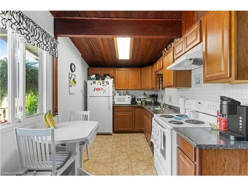 1711 Dominion Rd Road, Fort Erie, ON - Indoor Photo Showing Kitchen