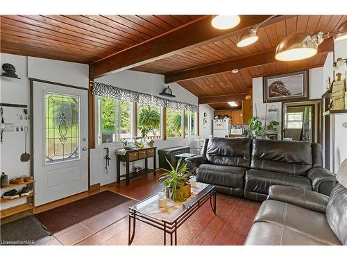 1711 Dominion Rd Road, Fort Erie, ON - Indoor Photo Showing Living Room