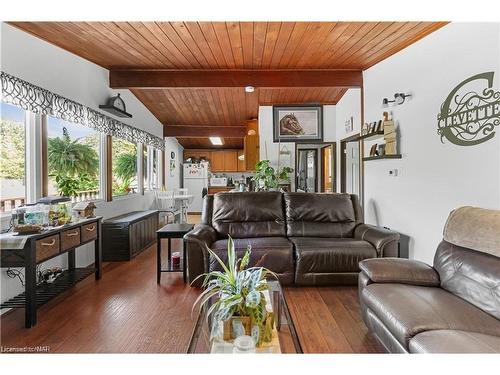 1711 Dominion Rd Road, Fort Erie, ON - Indoor Photo Showing Living Room