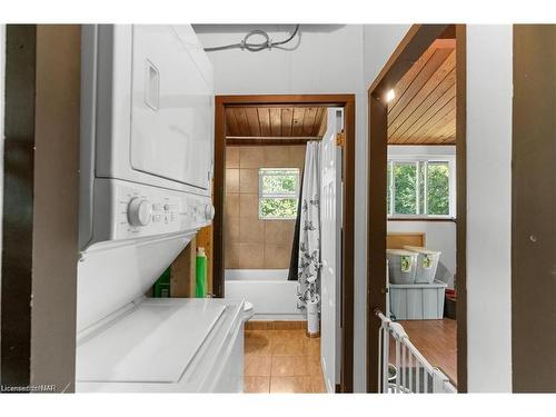 1711 Dominion Rd Road, Fort Erie, ON - Indoor Photo Showing Laundry Room