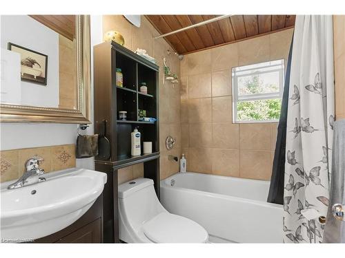 1711 Dominion Rd Road, Fort Erie, ON - Indoor Photo Showing Bathroom