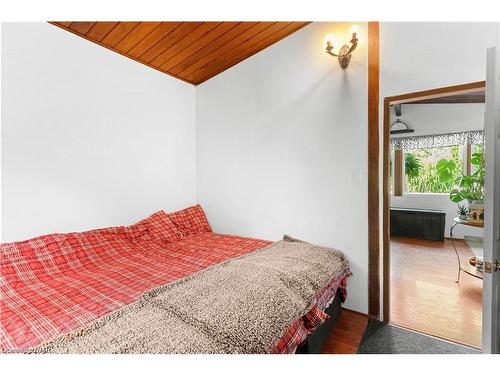 1711 Dominion Rd Road, Fort Erie, ON - Indoor Photo Showing Bedroom