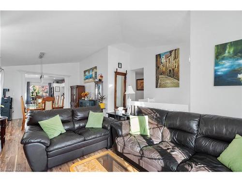 283 Oakcrest Avenue, Welland, ON - Indoor Photo Showing Living Room