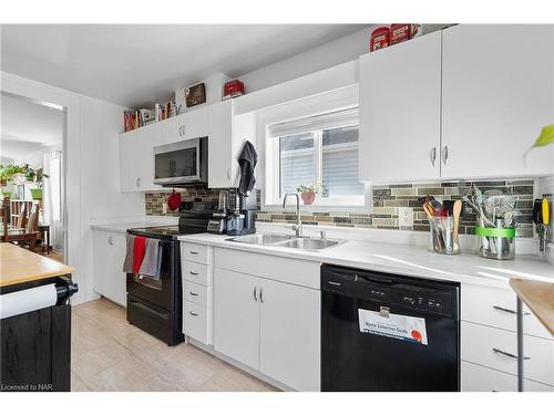 283 Oakcrest Avenue, Welland, ON - Indoor Photo Showing Kitchen With Double Sink