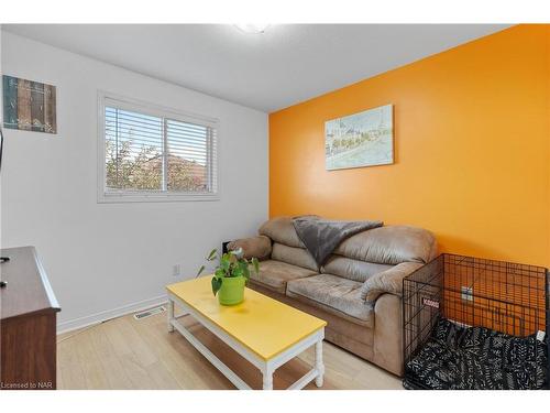 283 Oakcrest Avenue, Welland, ON - Indoor Photo Showing Living Room