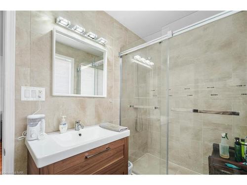 283 Oakcrest Avenue, Welland, ON - Indoor Photo Showing Bathroom