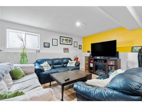 283 Oakcrest Avenue, Welland, ON - Indoor Photo Showing Living Room