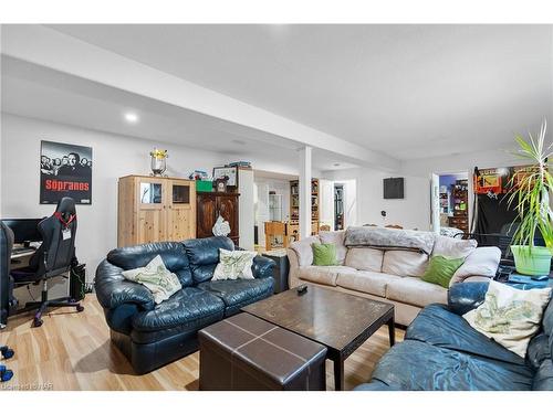 283 Oakcrest Avenue, Welland, ON - Indoor Photo Showing Living Room