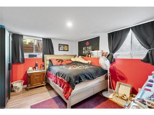 283 Oakcrest Avenue, Welland, ON - Indoor Photo Showing Bedroom