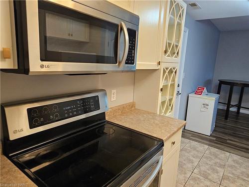 113-6350 Dorchester Road Road, Niagara Falls, ON - Indoor Photo Showing Kitchen