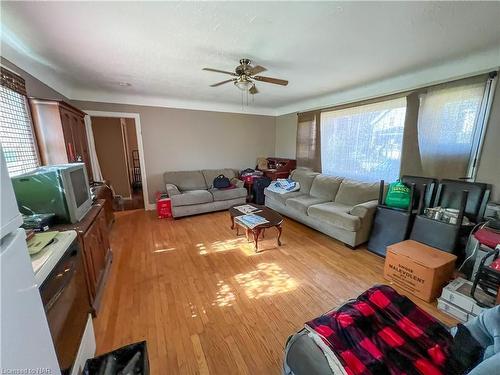 5176 Maple Street, Niagara Falls, ON - Indoor Photo Showing Living Room