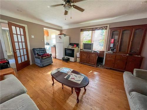 5176 Maple Street, Niagara Falls, ON - Indoor Photo Showing Living Room