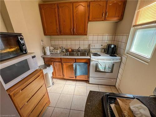 5176 Maple Street, Niagara Falls, ON - Indoor Photo Showing Kitchen With Double Sink