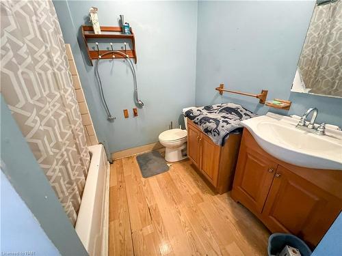 5176 Maple Street, Niagara Falls, ON - Indoor Photo Showing Bathroom