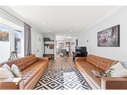 12 Northwood Drive, St. Catharines, ON - Indoor Photo Showing Living Room