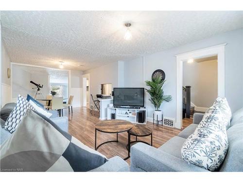 4586 Fifth Avenue, Niagara Falls, ON - Indoor Photo Showing Living Room