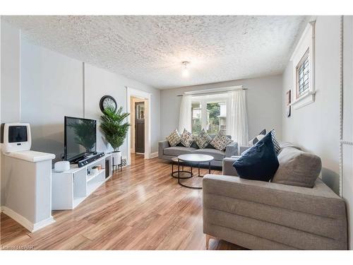 4586 Fifth Avenue, Niagara Falls, ON - Indoor Photo Showing Living Room