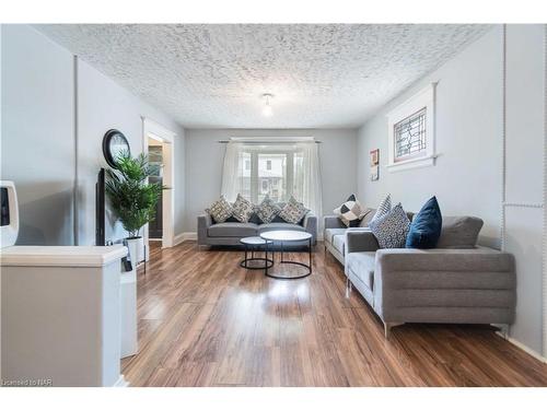 4586 Fifth Avenue, Niagara Falls, ON - Indoor Photo Showing Living Room