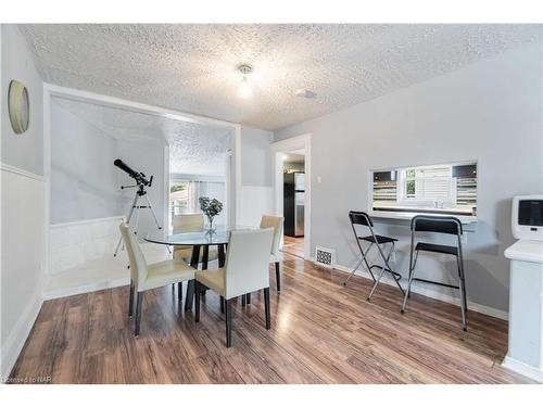 4586 Fifth Avenue, Niagara Falls, ON - Indoor Photo Showing Dining Room