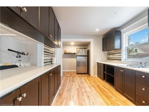 4586 Fifth Avenue, Niagara Falls, ON - Indoor Photo Showing Kitchen With Double Sink