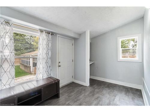 4586 Fifth Avenue, Niagara Falls, ON - Indoor Photo Showing Other Room