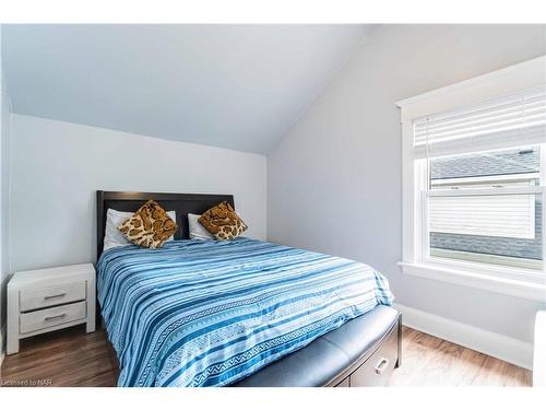 4586 Fifth Avenue, Niagara Falls, ON - Indoor Photo Showing Bedroom