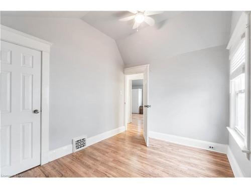 4586 Fifth Avenue, Niagara Falls, ON - Indoor Photo Showing Other Room