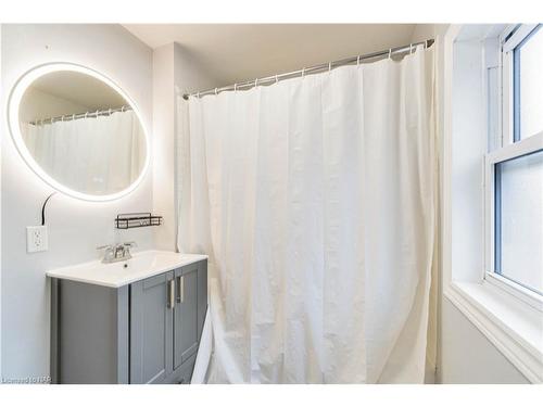 4586 Fifth Avenue, Niagara Falls, ON - Indoor Photo Showing Bathroom