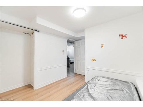 4586 Fifth Avenue, Niagara Falls, ON - Indoor Photo Showing Bedroom