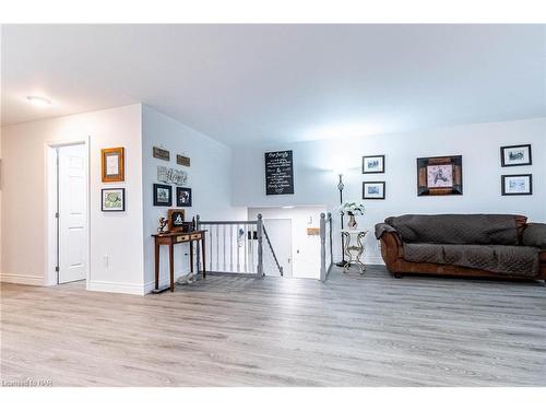 45 Knoll Street, Port Colborne, ON - Indoor Photo Showing Living Room