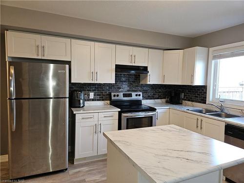 7-7768 Ascot Circle, Niagara Falls, ON - Indoor Photo Showing Kitchen With Double Sink