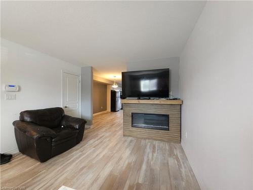 7-7768 Ascot Circle, Niagara Falls, ON - Indoor Photo Showing Living Room