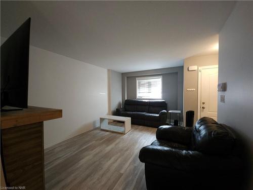 7-7768 Ascot Circle, Niagara Falls, ON - Indoor Photo Showing Living Room