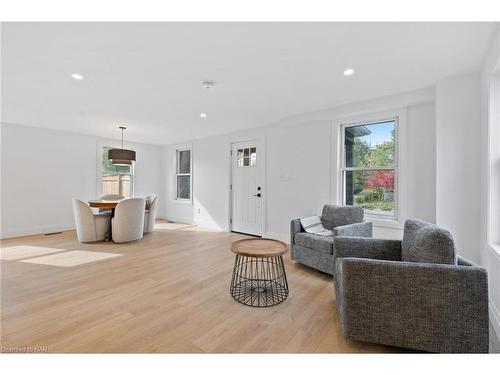 26 Elizabeth Street, Grimsby, ON - Indoor Photo Showing Living Room