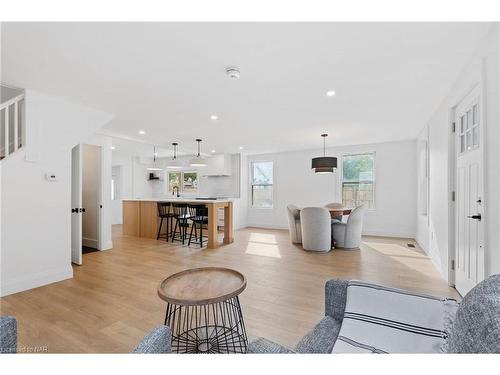 26 Elizabeth Street, Grimsby, ON - Indoor Photo Showing Living Room