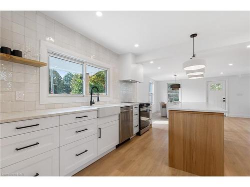 26 Elizabeth Street, Grimsby, ON - Indoor Photo Showing Kitchen With Upgraded Kitchen