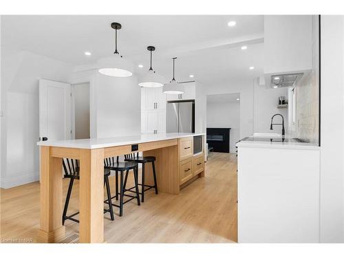 26 Elizabeth Street, Grimsby, ON - Indoor Photo Showing Kitchen With Upgraded Kitchen