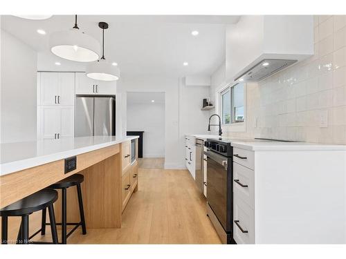 26 Elizabeth Street, Grimsby, ON - Indoor Photo Showing Kitchen With Upgraded Kitchen