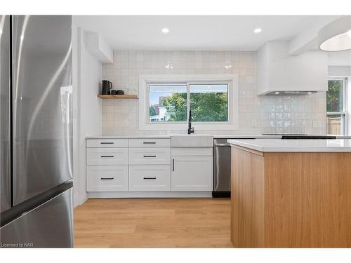 26 Elizabeth Street, Grimsby, ON - Indoor Photo Showing Kitchen With Upgraded Kitchen