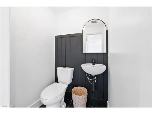 26 Elizabeth Street, Grimsby, ON - Indoor Photo Showing Bathroom