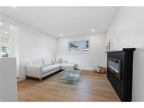 26 Elizabeth Street, Grimsby, ON - Indoor Photo Showing Living Room