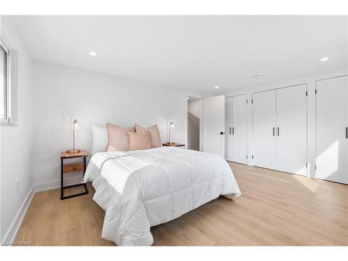 26 Elizabeth Street, Grimsby, ON - Indoor Photo Showing Bedroom